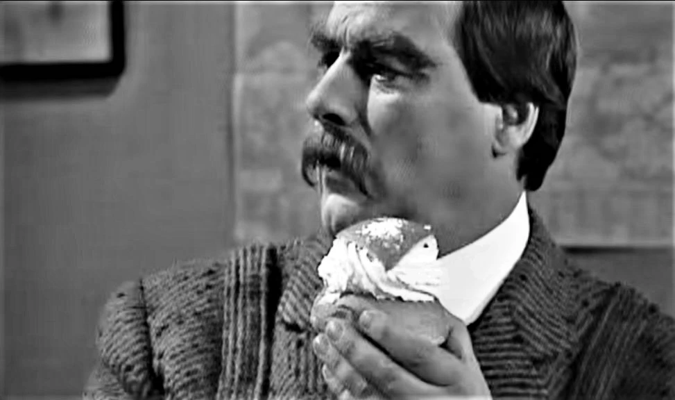 En främmande karl i badrummet